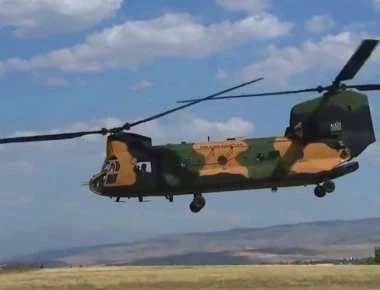 «Διπρόσωπες» οι ΗΠΑ: Υπογράφουν εμπάργκο όπλων & μετά παραδίδουν CH-47 Chinook στην Τουρκία για αποβάσεις στα νησιά!